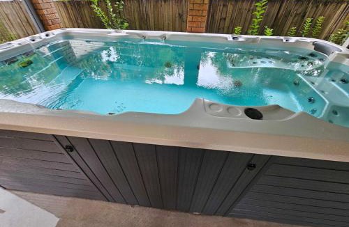 Frankton Apartment | Lakeside Retreat with Swim Spa