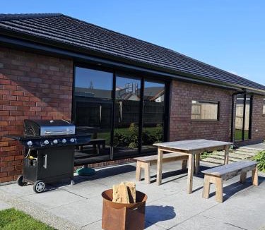 Bell Block Villa | The Family home, Game Zone & Outdoor Fireplace- Sleeps 10