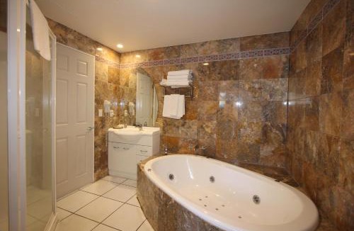 Whangamata Hotel | Breakers Motel