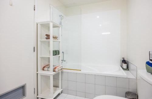 Auckland Central Business District Apartment | Modern Viaduct Apartment w pool gym Skytower views