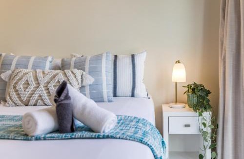 Auckland Central Business District Apartment | Modern Viaduct Apartment w pool gym Skytower views