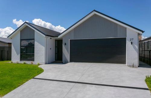 Wharewaka House | Wharewaka Escape, Modern 3BR Family Home Near Lake and Shops