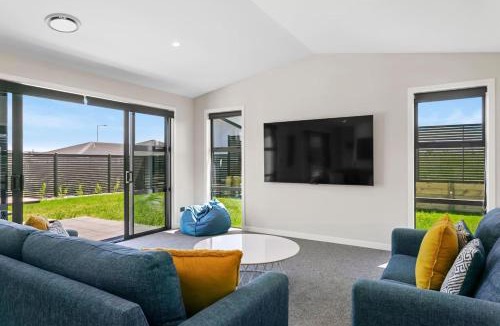 Wharewaka House | Wharewaka Escape, Modern 3BR Family Home Near Lake and Shops