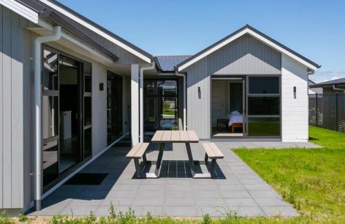 Wharewaka House | Wharewaka Escape, Modern 3BR Family Home Near Lake and Shops