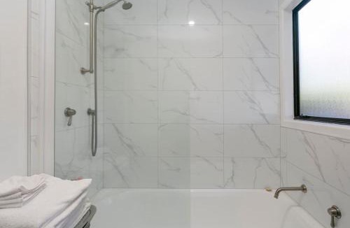 Waipahihi House | Shepherds Retreat - Cozy Group Stay With Air Con and Outdoor Dining