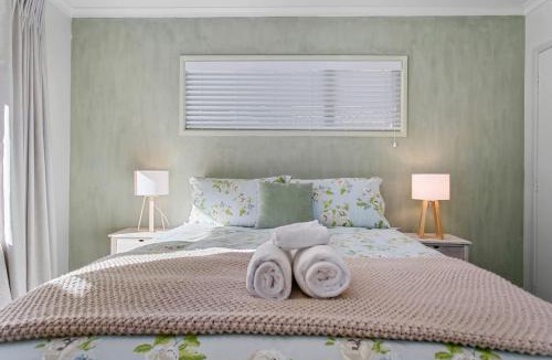 Waipahihi House | Shepherds Retreat - Cozy Group Stay With Air Con and Outdoor Dining