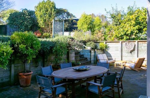 Waipahihi House | Shepherds Retreat - Cozy Group Stay With Air Con and Outdoor Dining