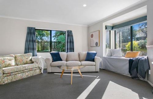Waipahihi House | Shepherds Retreat - Cozy Group Stay With Air Con and Outdoor Dining
