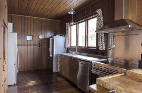 Hilltop Villa | Greenwood Lodge- Lakefront With Mooring and Lawn