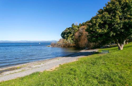 Acacia Bay Apartment | Lago Vista - Modern Private Retreat With Balcony and Lake Views