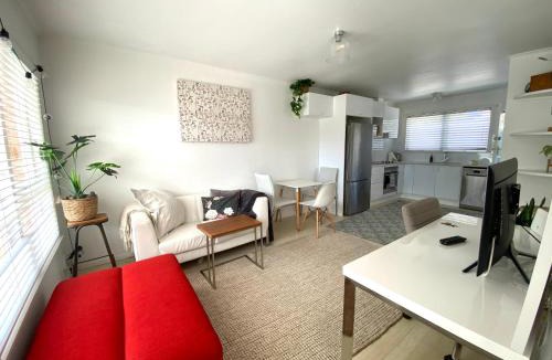 Mount Wellington Apartment | Own sunny quiet haven, own 1 bedroom house & garden with car park, central to Airport, CBD & Sylvia Park Mall