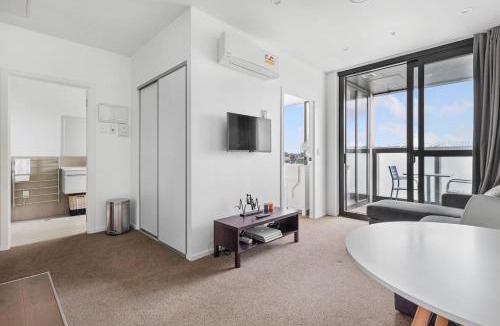 Manurewa Apartment | Neighborhood Hideaway with Air-con and Deck