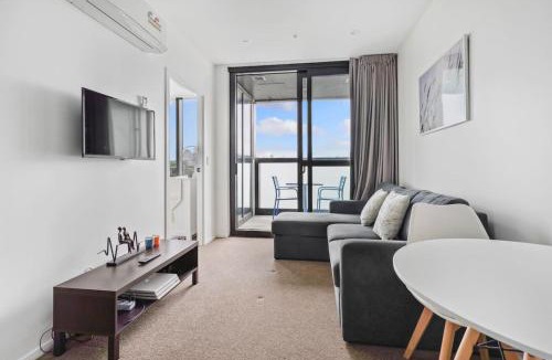 Manurewa Apartment | Neighborhood Hideaway with Air-con and Deck