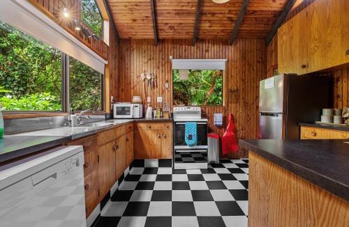 Okere Falls House | Lakeside Villa - Lake Rotoiti Holiday Home