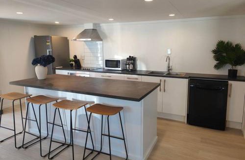 Hoon Hay Apartment | Beautiful Studio with Parking Near CBD and Port Hills