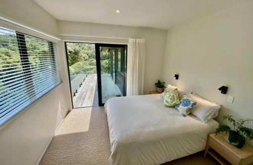 Raglan House | Nestled in Nature 3 Bedroom Home Spa Pool & Sauna & Pilates Studio