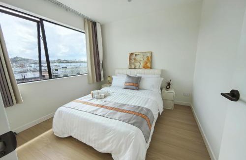 Orewa House | Orewa New house with view on deck near Cafe,bush & river