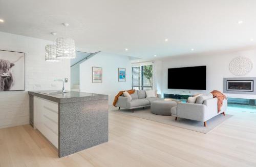 Papamoa Beach House | Beachside Retreat with Private Pool