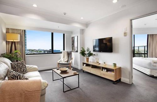 Takapuna Apartment | Luxurious Apt Gym Tennis Carpark 6th Floor