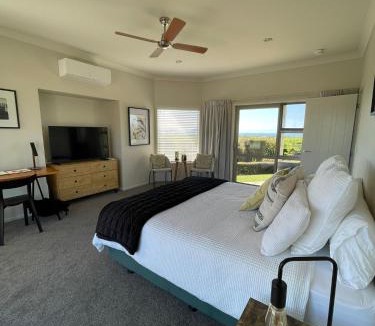 Ruakaka House | Views to unwind - self contained unit w/king bed