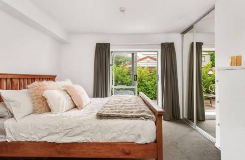 Christchurch City Centre Apartment | Warm and inviting - Free carpark