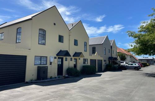 Blenheim Apartment | The Kings Domain, DUKE - Luxurious townhouse in the CBD!