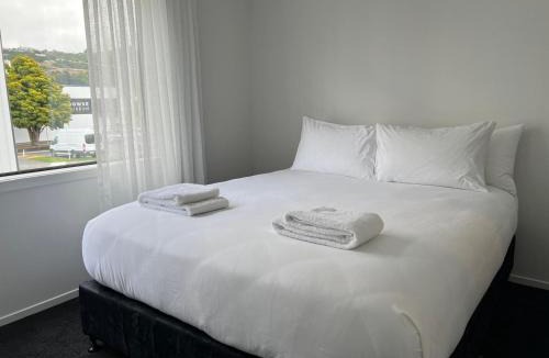 Lower Hutt Apartment | Hutt Central Modern 3-Bedroom,3- Bathroom House with Patio and Carpark- 15 Mins to Wellington CBD