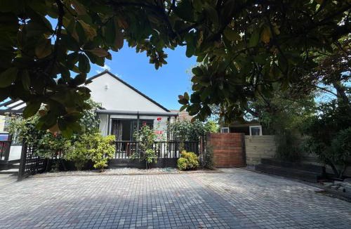 Upper Riccarton Villa | Home in Church corner