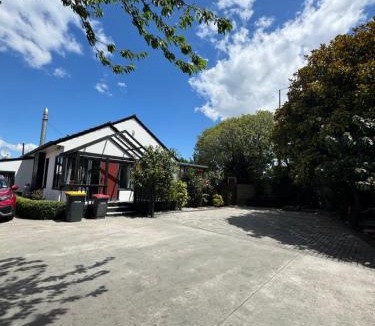 Upper Riccarton Villa | Home in Church corner