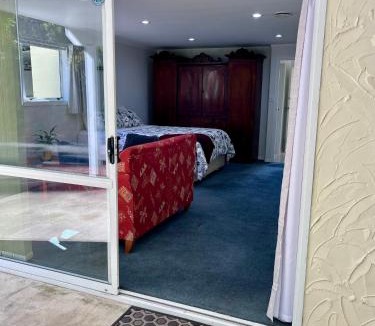 Titirangi Bed & Breakfast | Kitchen Garden Studio Spa - Bed and Breakfast