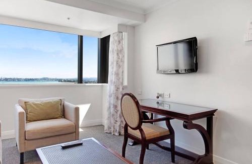 Takapuna Apartment | Luxurious Apt 1BR Free Carpark Gym 19th Floor