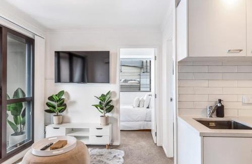 Grafton Apartment | Central 3BR Full Kitchen & Amenities Zodiak Stays