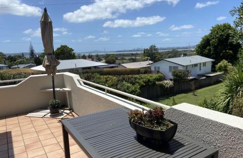Te Atatu South Apartment | Close motorway, free breakfast, Fabulous views, selfcontained