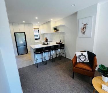 Merivale Apartment | New 2bed2bath townhouse with parking by Hagley Park