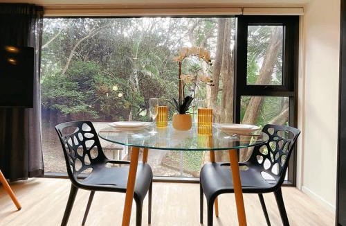 Newton Apartment | Tree-Lined Parkside Holiday Studio with Pool & Gym