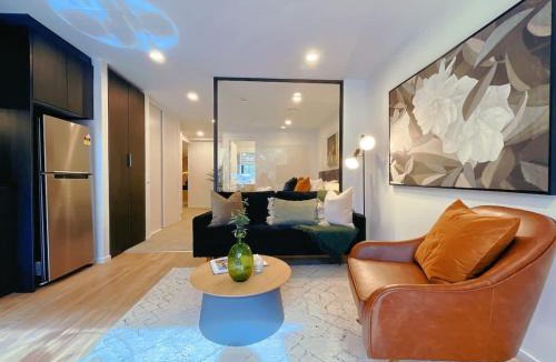 Newton Apartment | Tree-Lined Parkside Holiday Studio with Pool & Gym