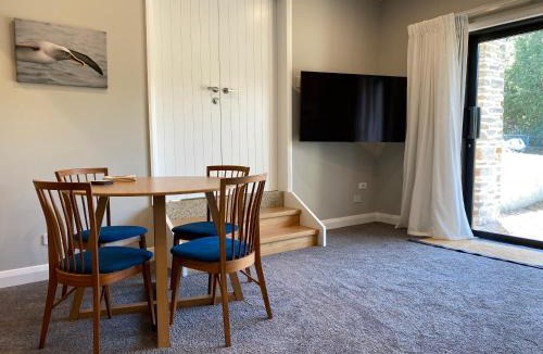 St. Clair Apartment | Secluded coastal comfort