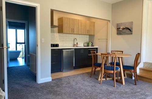 St. Clair Apartment | Secluded coastal comfort