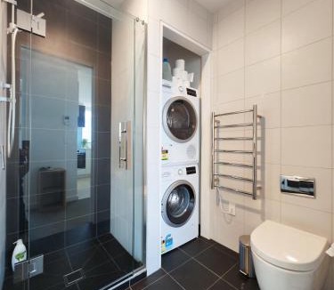 Birkenhead Apartment | HomeBase Auckland Free Parking Self Check-in Family & Long Stay Friendly