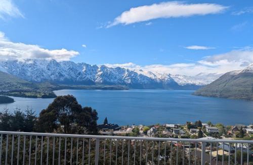 Fernhill House | Greenstone Panorama - Family Bach - Stunning Views