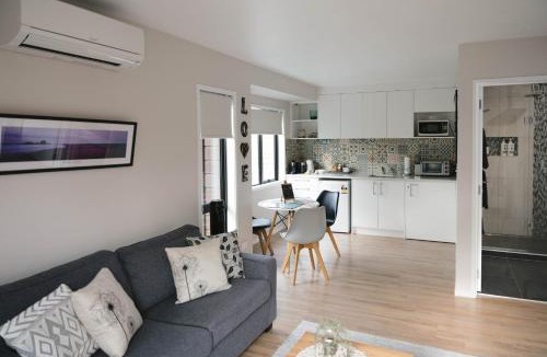 Welcome Bay Apartment | Luxury Stay - Parrot Nest - Brand New
