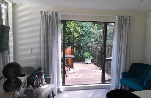 Titirangi Apartment | Tree Tops Get Away