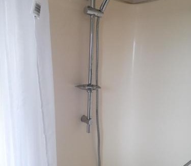 Hamilton Apartment | Songbird Sleepout with bathroom and mini kitchenette