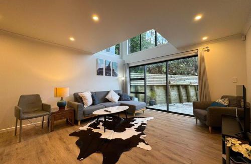 Johnsonville House | NO PARTY ALLOWED, Entire Brand New 3 bedroom townhouse, free unlimited fibre wifi and free parking