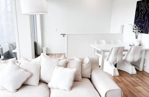 Albany Apartment | Luxury 2 Bedroom Apartment with cocktail bar and espresso machine