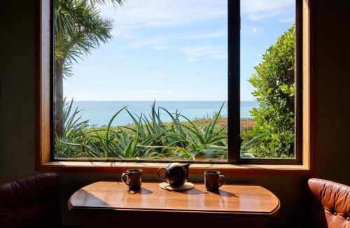 Hapuku House | The Whole Front House