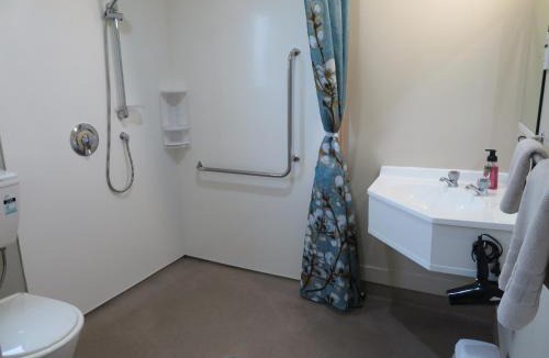 Springlands Hotel | Commodore Court Motel