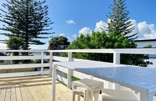 Otahuhu House | Waterfront villa near IKEA and Sylvia Park