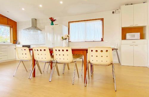 Otahuhu House | Waterfront villa near IKEA and Sylvia Park
