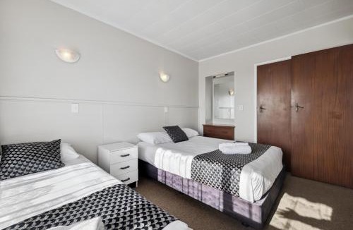 New Plymouth Hotel | Flamingo Motel